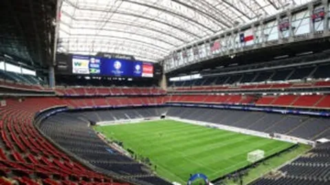 詹姆斯精准传球助克内克特暴扣升空